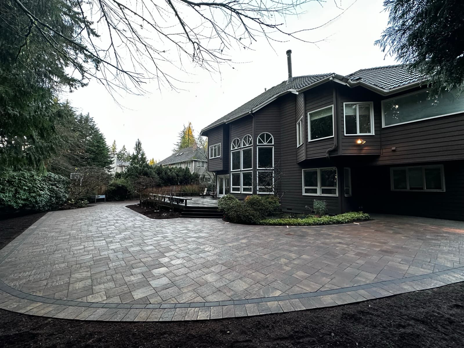 Retaining wall with integrated planting bed and drainage